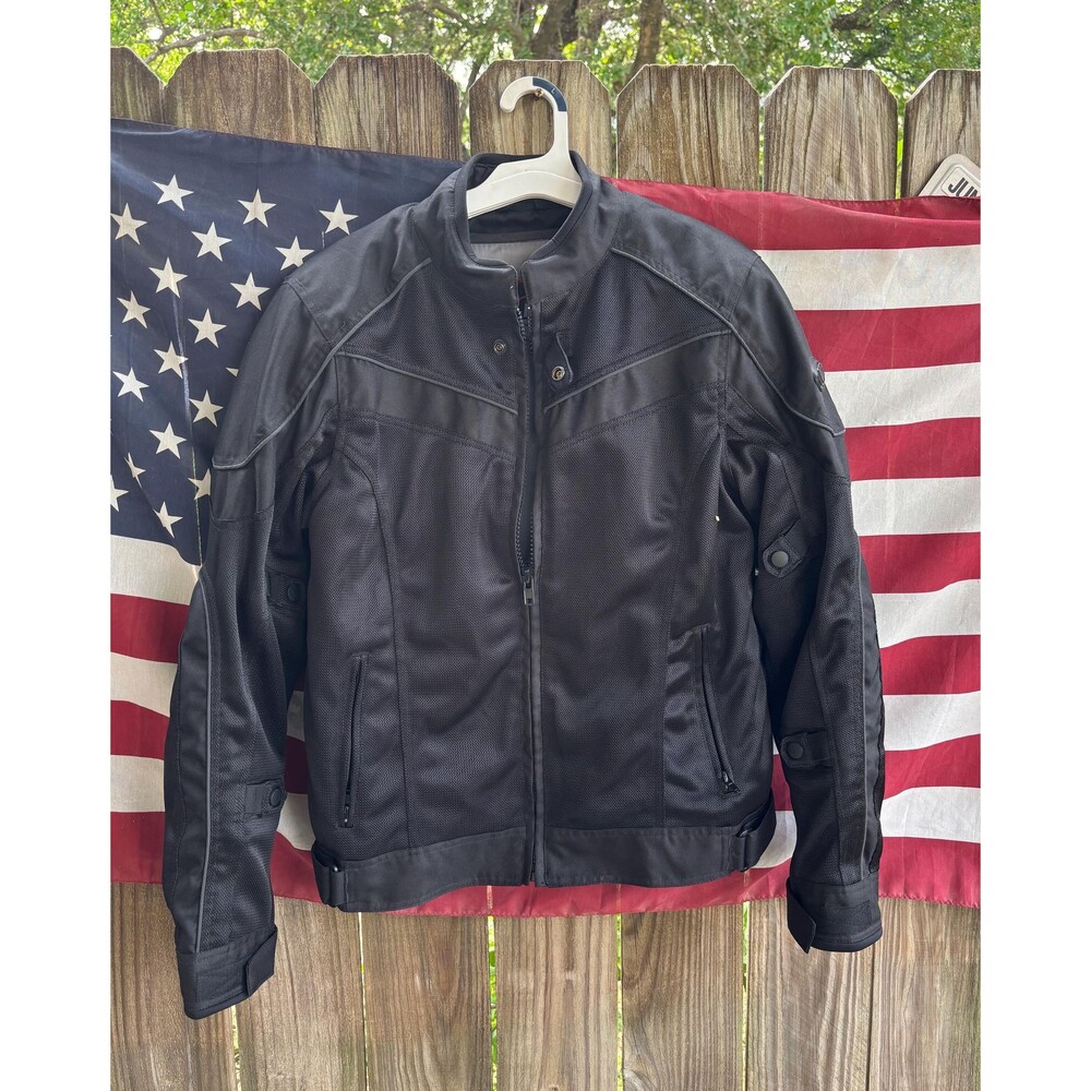 Vintage Bilt motorcycle jacket, featuring a zip-out quilted thermal Fits size M